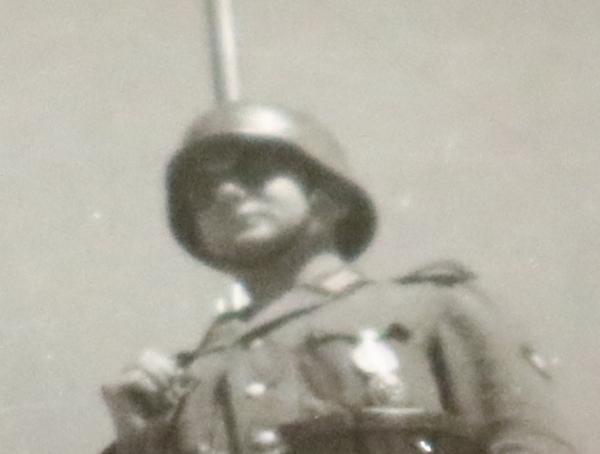 altes Foto - Athen - Soldat bewacht die Kriegflagge auf einem Berg - 1941